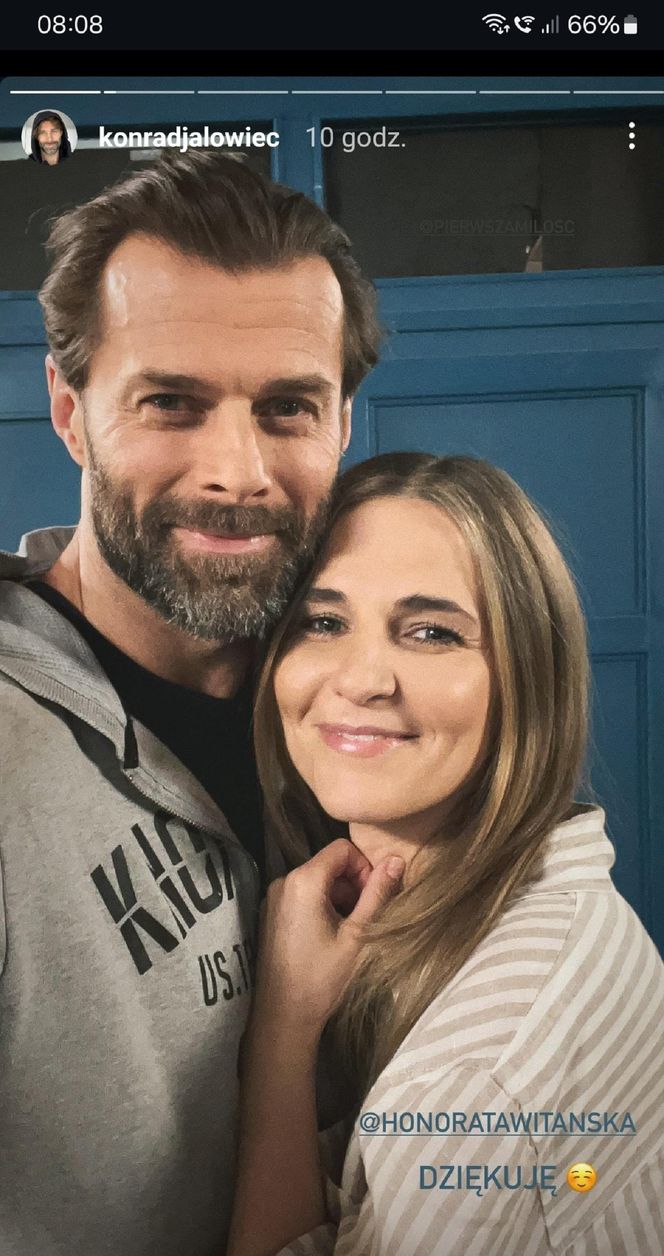 Pierwsza miłość na planie. Marta (Honorata Witańska), fałszywy ksiądz Bruno/ Łukasz Mejer (Konrad Jałowiec)