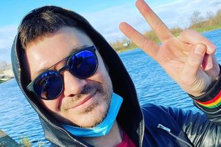 Syn Zenka Martyniuka dał wokalny popis. Kroczył przez Białystok z puszką piwa, zaczepiał przechodniów 