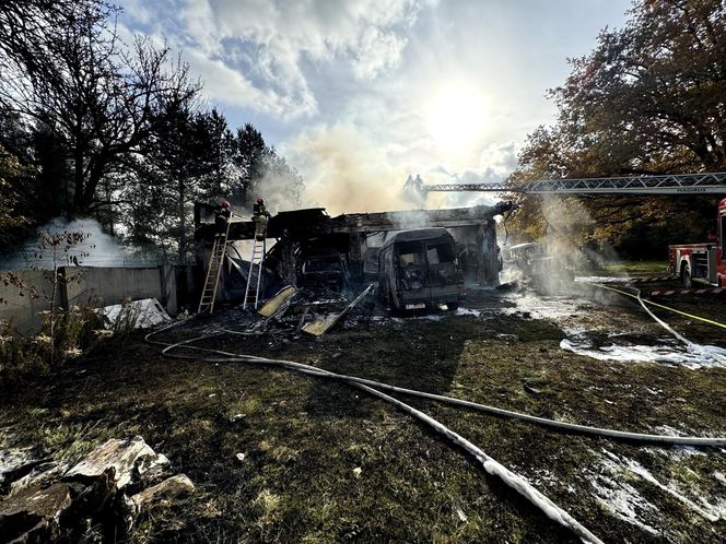 Łódź. Ogromny pożar garażu. Spłonęło kilkanaście pojazdów [ZDJĘCIA].