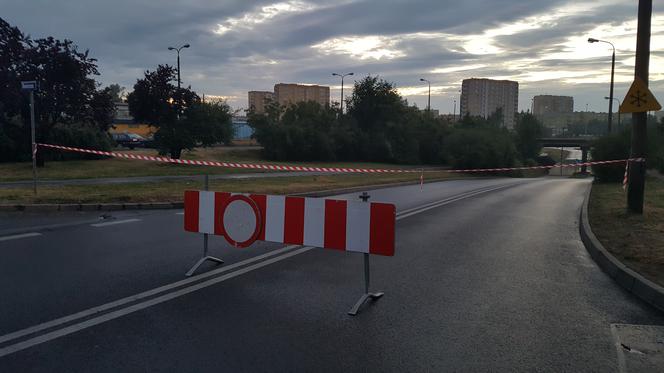 Ulewa w Bydgoszczy. Woda zalała ul. Brzechwy pod wiaduktem kolejowym [ZDJĘCIA]