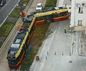 Łódź. Tramwaj wykoleił się po zderzeniu z autem. Zatrzymał się kilkanaście centymetrów przed budynkiem