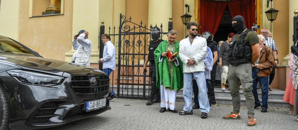 Krzysztof Rutkowski nie przestaje zadziwiać. Tym razem zorganizował ceremonię… święcenia samochodów [ZDJĘCIA]