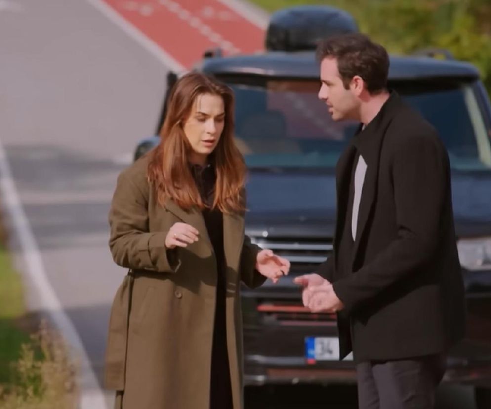 Sila w brązowym płaszczu i Levent w czarnym garniturze stoją obok czarnego samochodu na poboczu drogi, po próbie ucieczki Sili w 321. odcinku serialu Miłość i nadzieja. Levent ujawnia szantaż Bahar, zmieniając kontekst relacji. Więcej o dramatycznych wydarzeniach na Super Seriale.