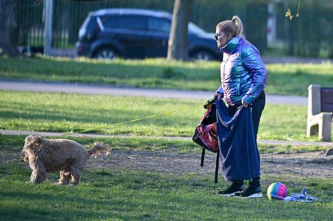 Katarzyna Skrzynecka z psem na spacerze