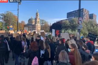 Strajk Kobiet w Łodzi: Protestujący idą ulicami miasta