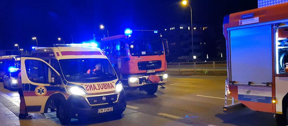 Niebezpieczne zdarznie przy ulicy Powsińskiej. Na miejscu ambulans i straż pożarna