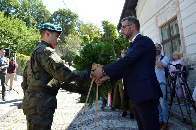 Przed kamienicą przy ul. Matejki odsłonięto tablicę upamiętniającą trzech wybitnych przemyślan