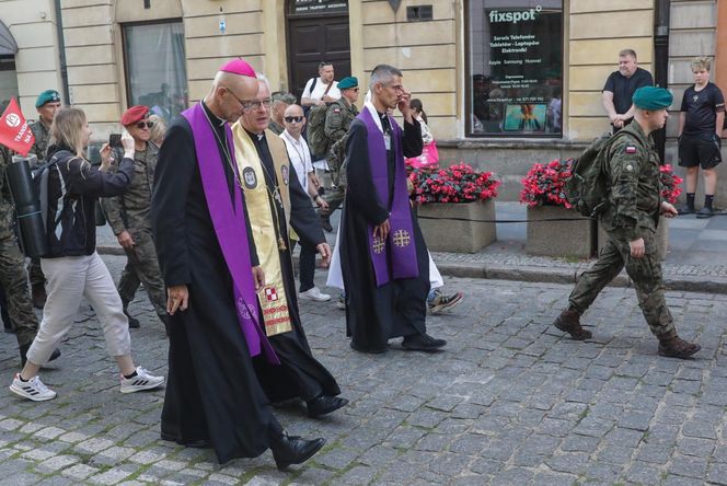 Metropolita warszawski abp Adrian Galbas i biskup polowy Wojska Polskiego Wiesław Lechowicz z uczestnikami 45. Warszawskiej Akademickiej Pieszej Pielgrzymki Metropolitalnej na Jasną Górę