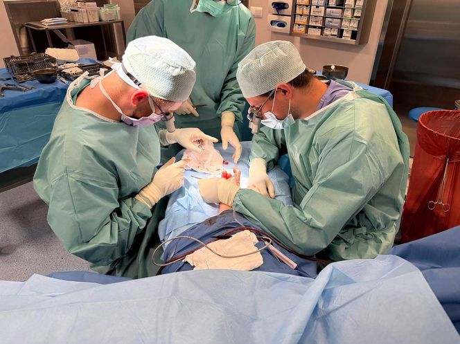 Lekarze z 5 Wojskowego Szpitala Klinicznego w Krakowie przyszyli oderwany kciuk panu Wojciechowi