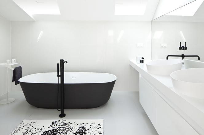 Łazienka w czerni i bieli