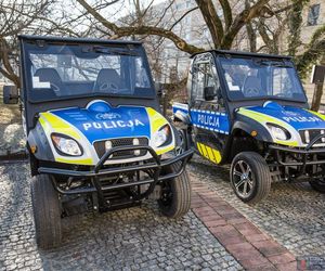 Nowe pojazdy warszawskiej policji. Dzieci chętnie robią sobie zdjęcia