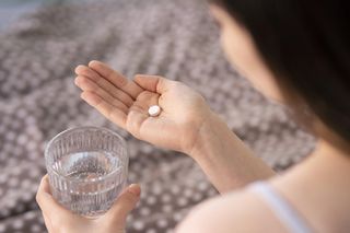 Ibuprofen na ból żołądka? Nie przyniesie ulgi, pogorszy tylko sprawę