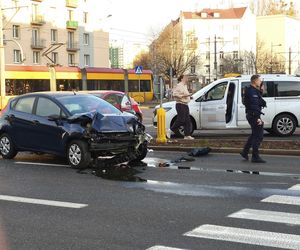 Warszawa. Dwa wypadki na skrzyżowaniu Grójeckiej i Wawelskiej. Autobus zderzył się z pojazdem wojskowym [ZDJĘCIA].