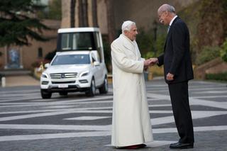 Papież Benedykt XVI ma NOWE papamobile - to specjalnie przebudowany Mercedes-Benz Klasy M - ZDJĘCIA