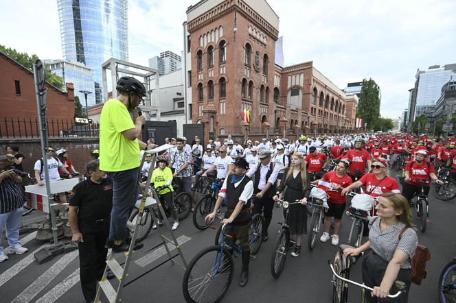 Biało-czerwonym peletonem rowerzyści uczcili Powstanie Warszawskie 