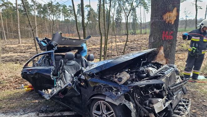 Śmiertelny wypadek w Bieruniu. Samochód uderzył w drzewo 