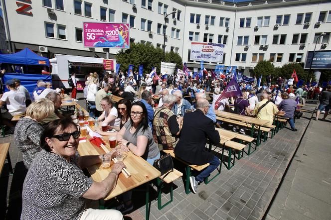 Święto Pracy w Warszawie. Przemaszerowali pod hasłem  "Chcemy Europy Socjalnej!"