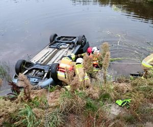 Tragedia w Łódzkiem. Strażacy wyłowili zatopiony samochód