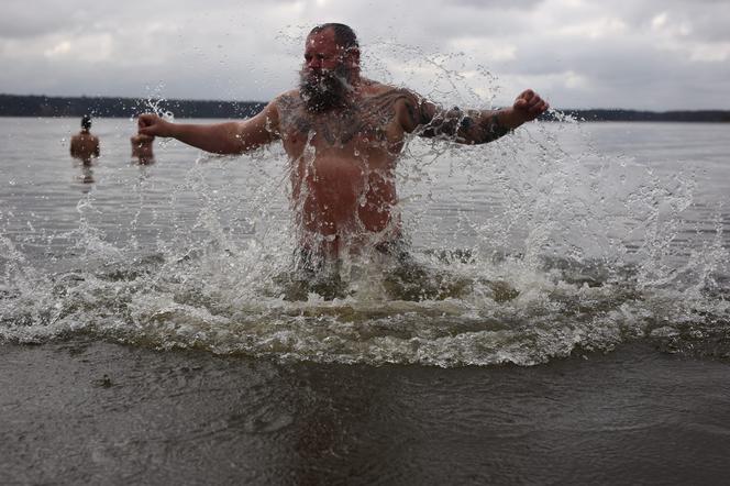 Było gorąco! Lubelskie morsy dały pierwszego w tym roku nura