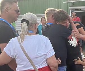 Damian płynie 100 km bez przerwy, aby pomóc Adasiowi!