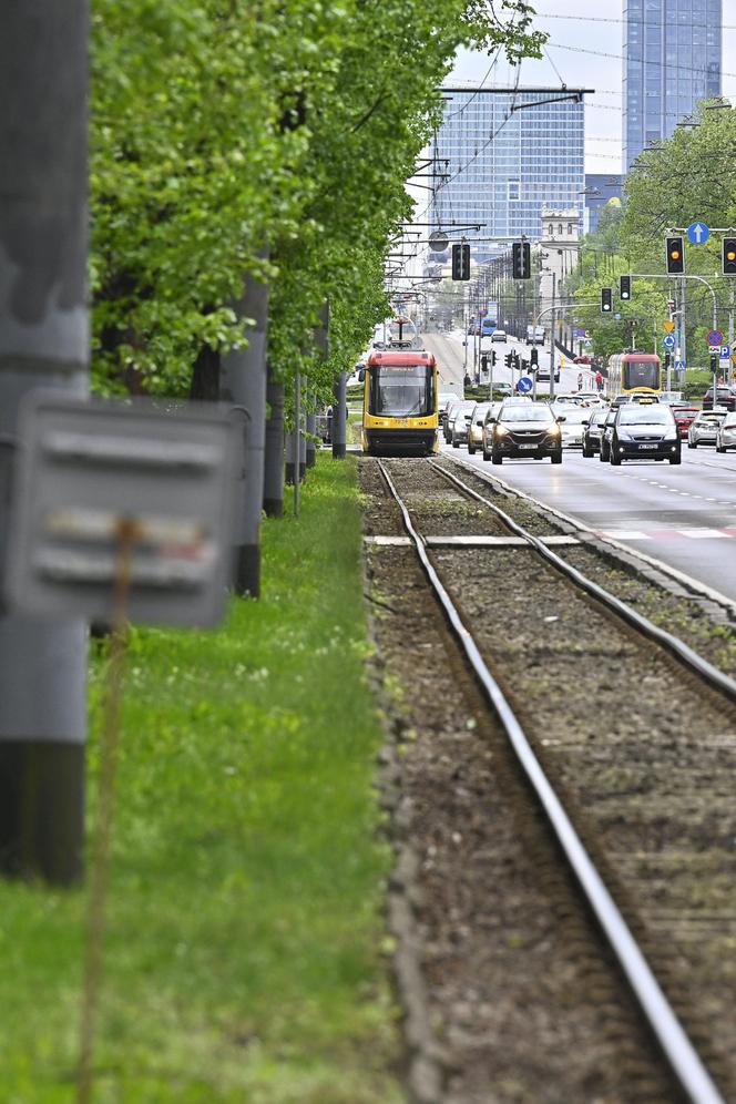 Katastrofalny stan torowiska na al. Waszyngtona. Tramwajarze naprawią tylko fragmenty 