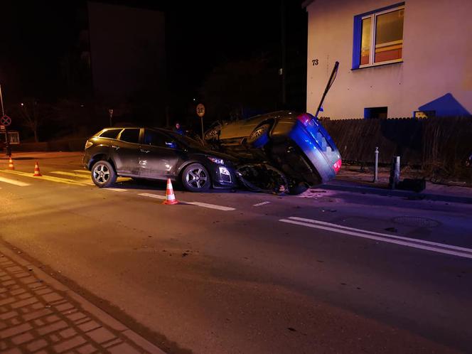 Groza w Olkuszu. Samochód WYLĄDOWAŁ na innym aucie!