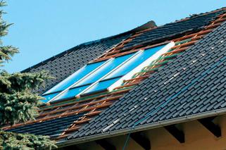 Remont dachu. Nowe okna połaciowe i kolektory słoneczne