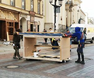 Lalka - scenografia w centrum Warszawy
