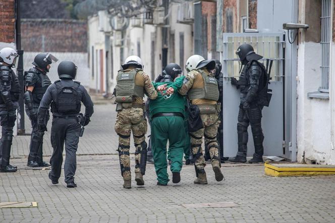 Takie warunki ma w więzieniu ksiądz Tomasz Z. Zielony spacerniak, a nawet siłownia!