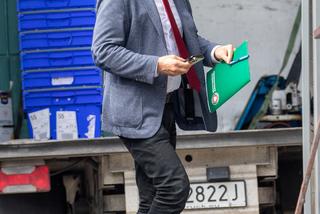 Premier Morawiecki spotkał się z Kaczyńskim na Nowogrodzkiej. Prezes PiS wyszedł z zakupami z piekarni