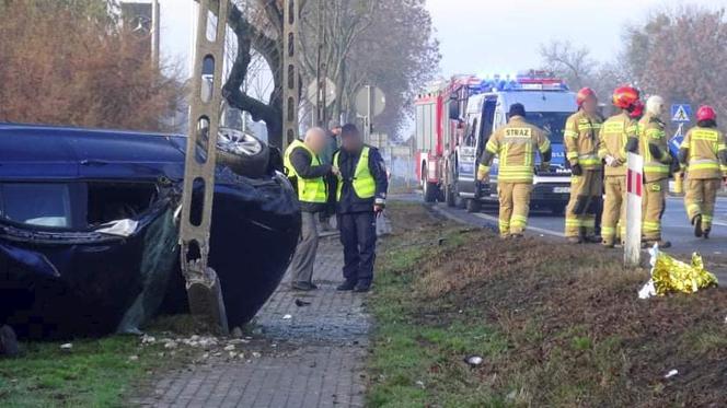 Policjanci dachowali nieznakowanym BMW! Dwóch funkcjonariuszy w szpitalu