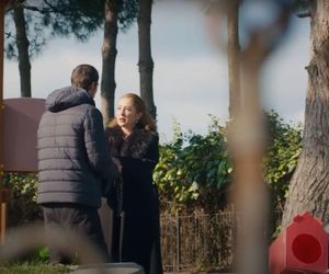 Policja znajduje ciało porywacza Ragipa i przychodzi po Melis. Ta chwyta za broń! Szybko okazuje się jednak, że to tylko zły sen Feraye.