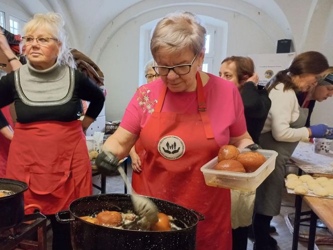 W Leszczyńskim Banku Żywności od rana smażą pączki 