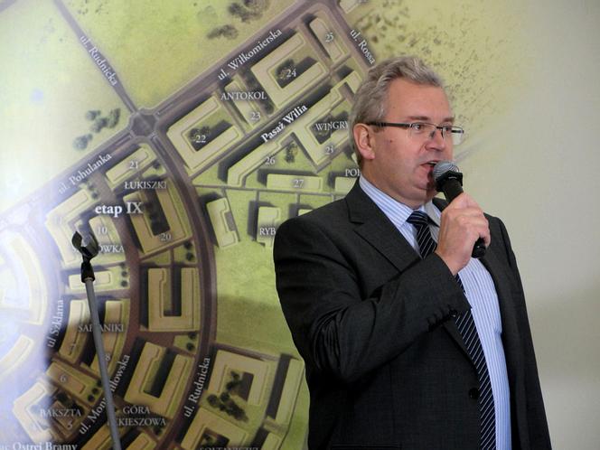 Jarosław Szanajca, prezes DOm Development wita gości na uroczystości wbicia pierwszej łopaty.