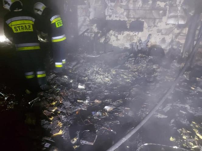 Ogień trawił dom pod warszawą przez całą noc