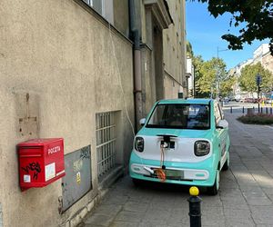 Kucyk na uwięzi. Tak w prokuraturze ładowali elektryczne auto. Przedłużacz zwisał z okna