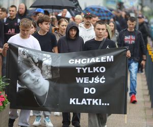 Setki osób upamiętniły Oliwiera. 20-latek zmarł po interwencji policji. Zabili go jak zwierzę