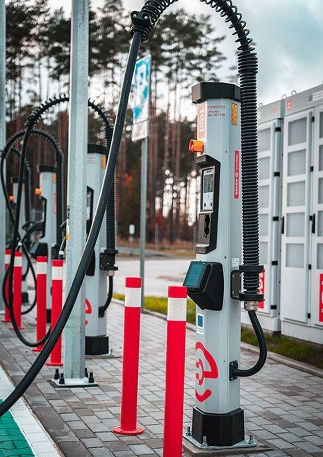 Pierwszy hub szybkiego ładowania elektryków już otwarty. Powstał w woj. warmińsko-mazurskim
