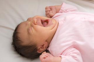 Maluszek cierpi na kolkę u niemowląt? Oto 7 prostych sposobów na kolkę u dzieci 