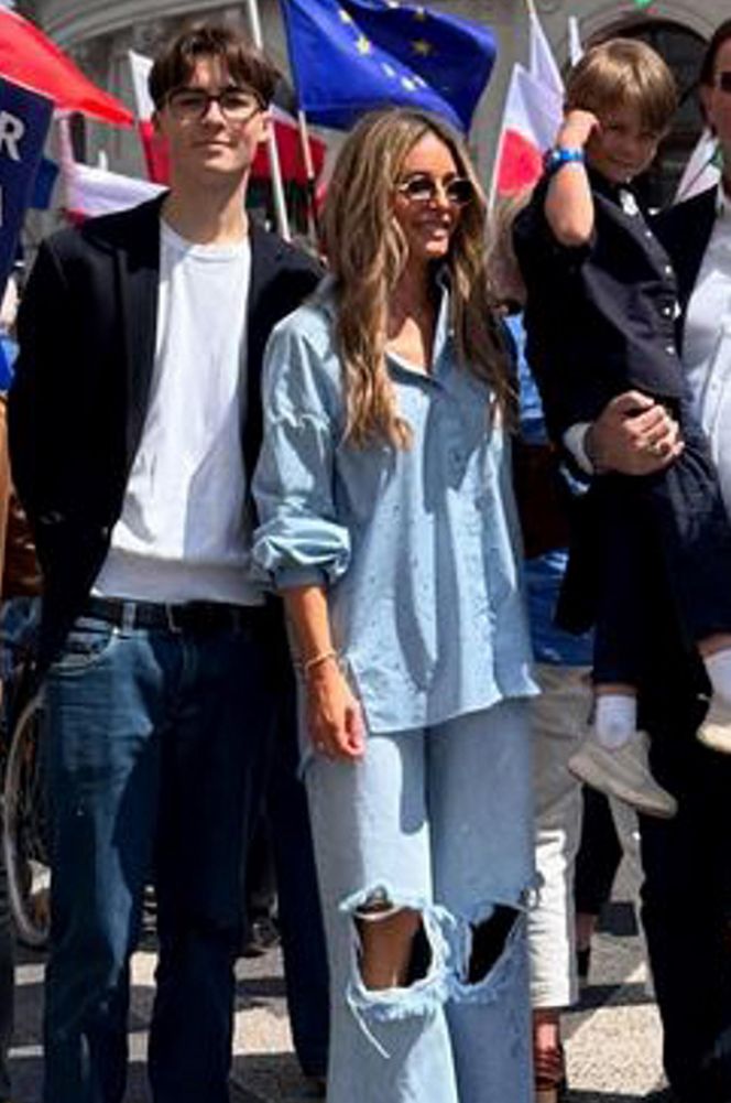 Rozenek w podartych spodniach na marszu