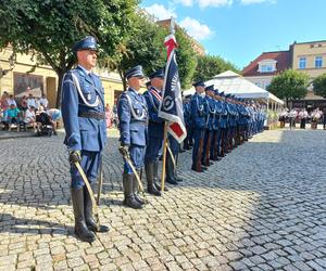 Policjanci świętowali na Rynku w Lesznie. Był uroczysty apel i piknik