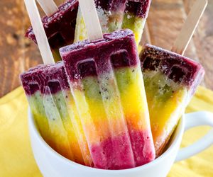 Tęczowe lody wodne na patyku - pyszny i zdrowy smakołyk z owoców i miodu