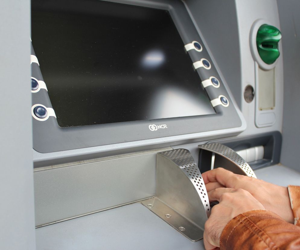 Narobili szkody. Policja szuka sprawców nieudanego włamania do bankomatu w Borku Wlkp. 