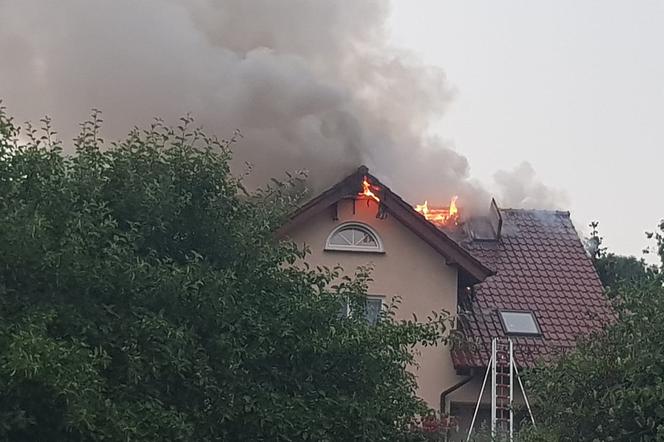 Tragiczne skutki burzy w Bydgoszczy. Piorun uderzył w dom i wywołał pożar! [ZDJĘCIA]