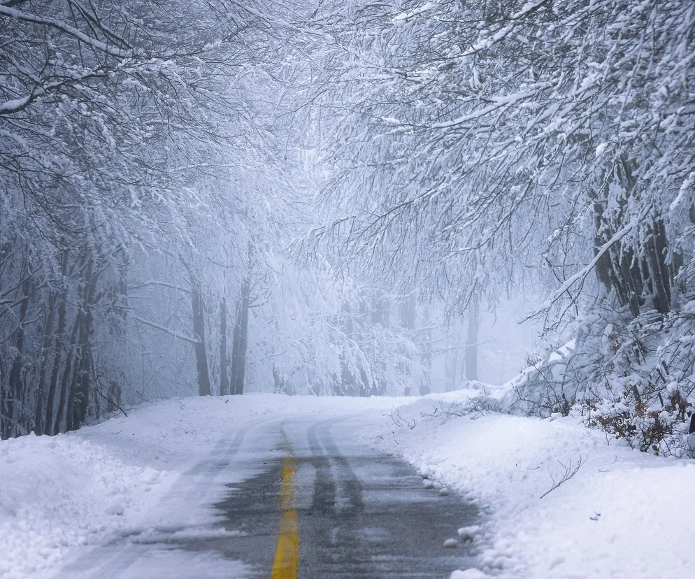 Warmińsko-mazurskie: Trudne warunki na drogach. Ostrzeżenia przed intensywnymi opadami śniegu