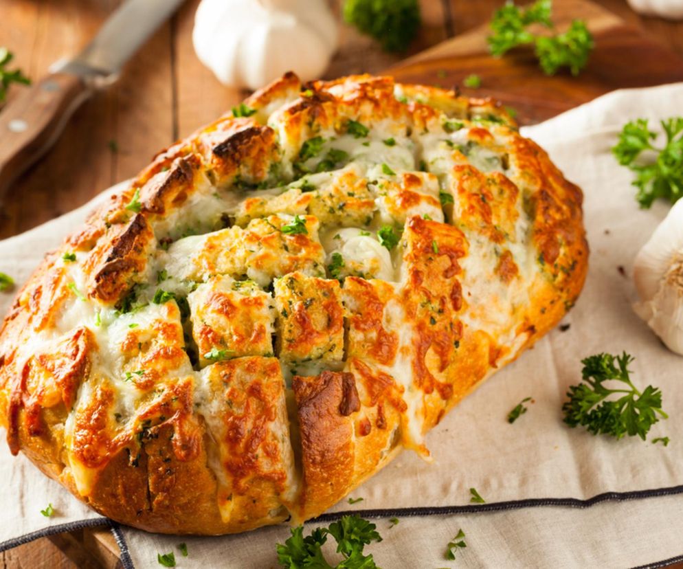 Z tym przepisem poradzi sobie każdy nowicjusz. Serowy chlebek w kilka minut