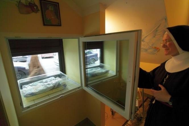 Warszawa: Dziecko porzucone w oknie życia. Siostry zakonne nadały chłopcu imię