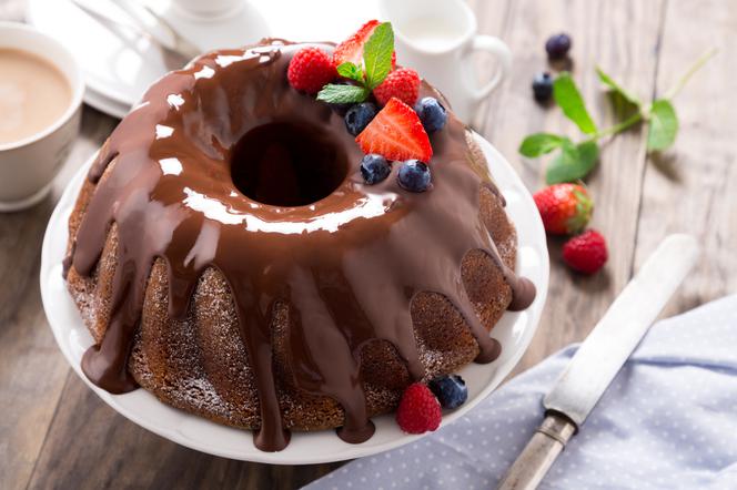 Polewa czekoladowa do ciast i tortów: łatwy przepis z kakao i jeszcze 3 składników