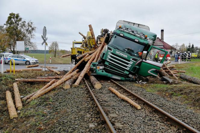 O krok od tragedii w powiecie świeckim. Kierowca ciężarówki wjechał na tory i zderzył się z drezyną! [ZDJĘCIA]