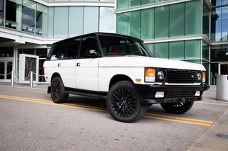 Klasyczny Range Rover dostał amerykańskie V8 i sporo innych zmian na lepsze - GALERIA